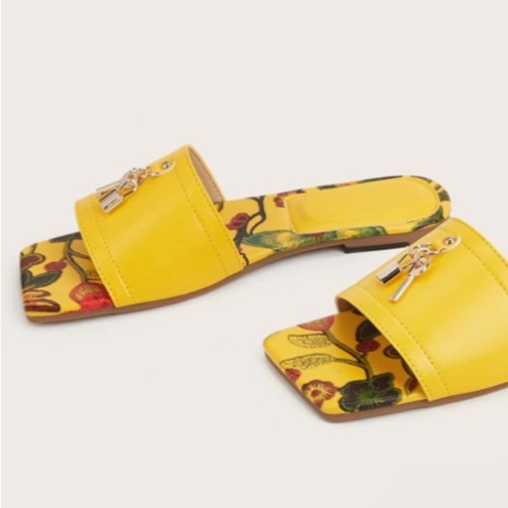 Key & Lock Sandals - Picture 2 of 4